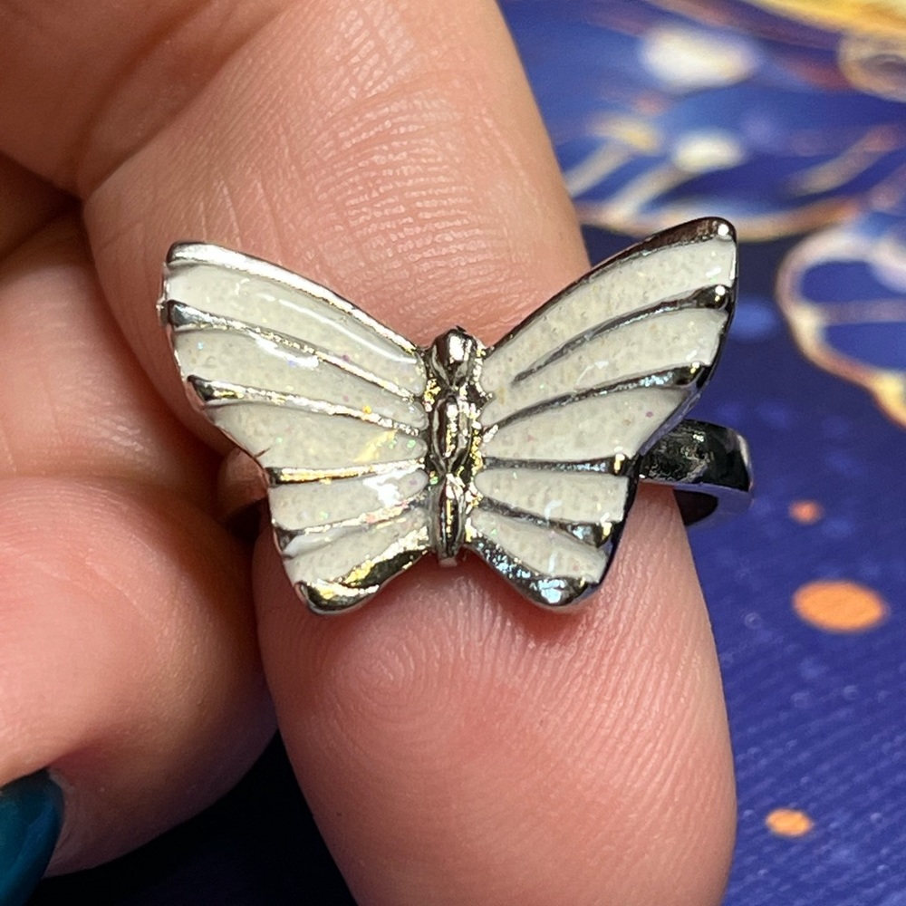 2/22 Pretty butterfly -cream/white “fireopal” ring silver tone